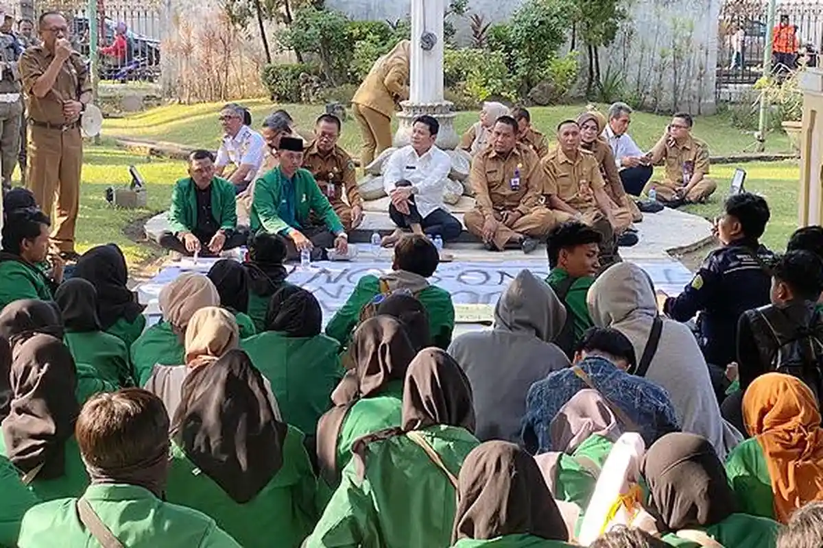 Mahasiswa Unjuk Rasa di Depan Kantor Bupati Sidoarjo, Subandi Merespons