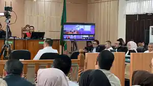 Plt-Gubri-SF-Hariyanto-duduk-sebagai-saksi-dalam-sidang-lanjutan-abdul-wahid.jpg