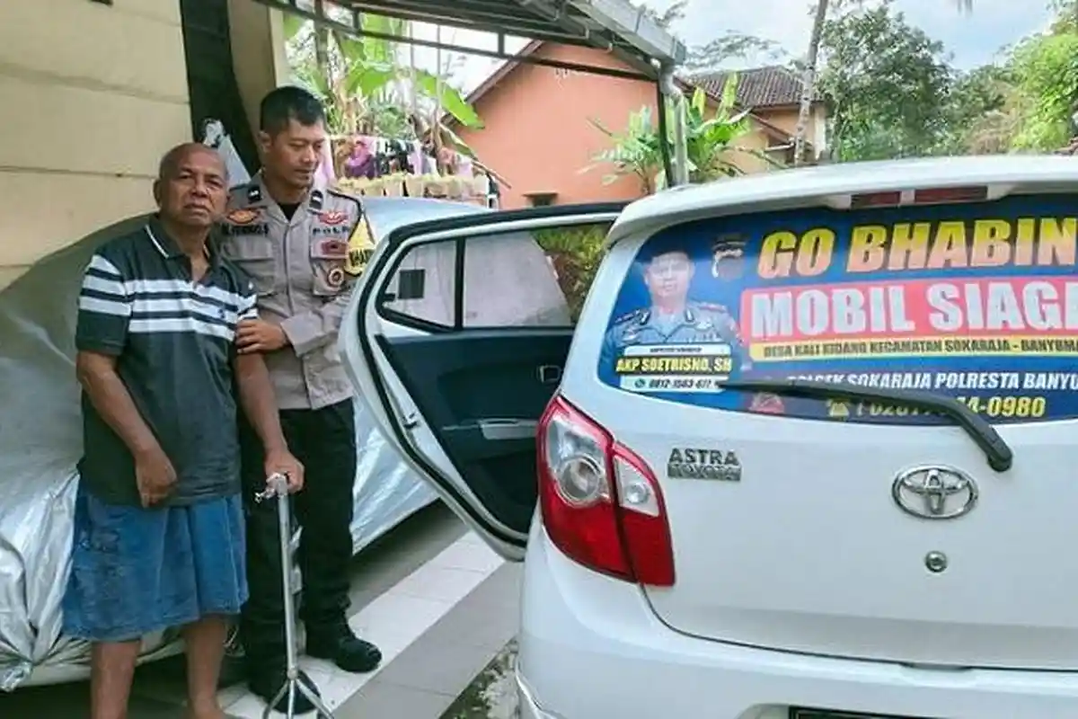 Pelayanan Maksimal! Bhabinkamtibmas Kalikidang Banyumas Sediakan Mobil Gratis Antar Warga ke RS