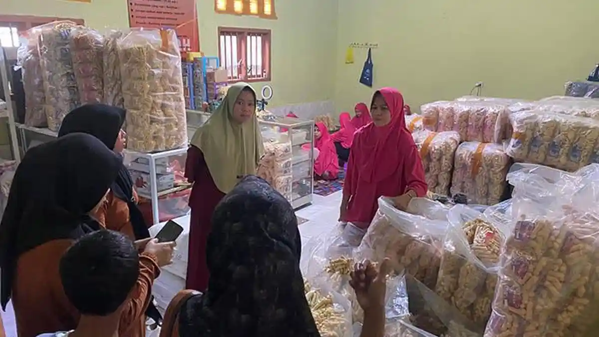 PKK Desa Puding Besar Belajar Buat Olahan Makanan Ampiang dan Kericu 