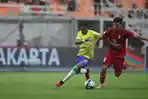 Penyerang-timnas-U17-Brasil-Estevao-Willian-kiri-berebut-bola-dengan.jpg