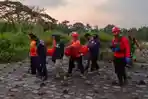 Tim-SAR-gabungan-BPBD-Kabupaten-Mojokerto-melakukan-upaya-evakuasi-jenazah.jpg