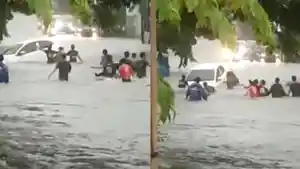 mobil-terseret-arus-banjir.jpg