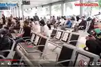 VIDEO Jumlah Penumpang Kereta di Stasiun Pasar Senen dan Gambir Meningkat H-1 Jelang Libur Panjang