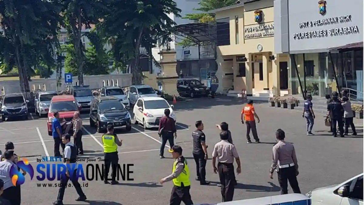 Ngeri, Begini Detik-detik Rekaman CCTV Bom Bunuh Diri Meledak di Polrestabes Surabaya