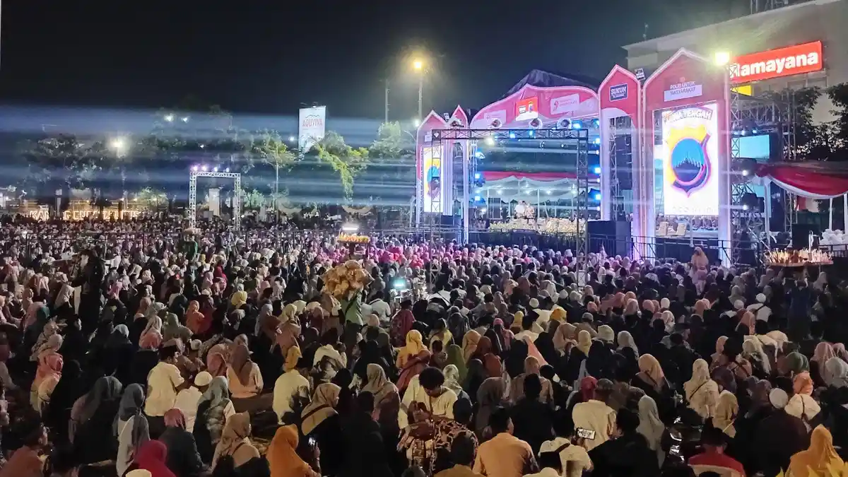 Peringati Hari Bhayangkara Ke-79, Ribuan Warga Kudus Padati Alun-Alun Simpang 7