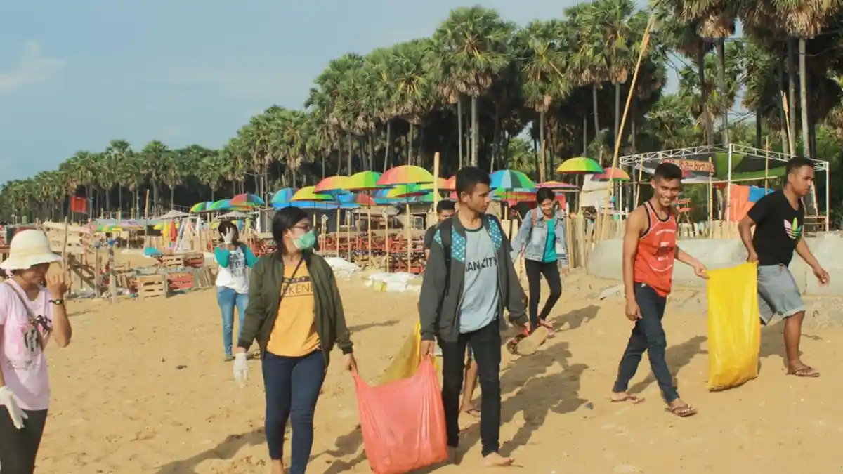 Mahasiswa dan Anggota Komunitas Motor Bersihkan Pantai Oesapa