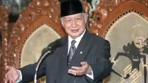 Presiden-Soeharto-Gambar-diambil-pada-15-Januari-1998.jpg