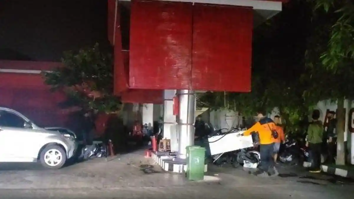 Pengemudi Mobil Tabrak Tempat Pengisian BBM hingga Roboh, Sempat Melarikan Diri Karena Takut