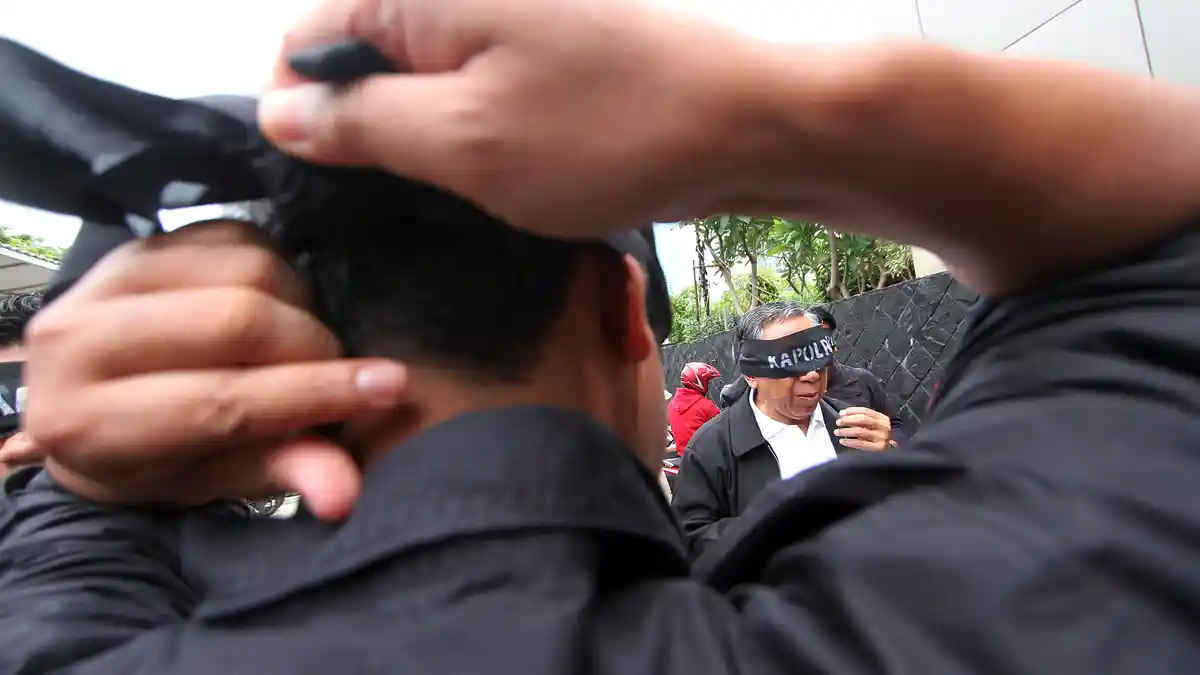 IndoStrategi: Jokowi Tampak Galau Tak Tahu Posisi