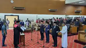 20241022-Proses-pengucapan-sumpah-janji-pimpinan-DPRD-Kubar.jpg