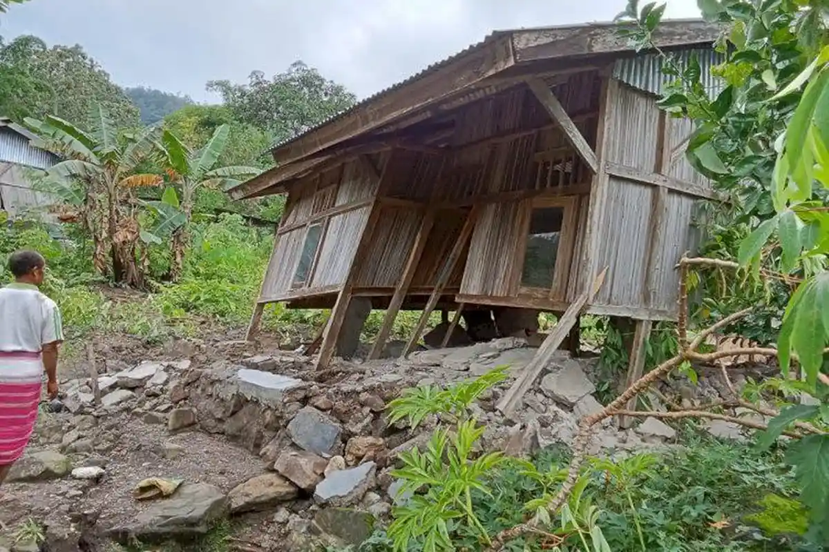 Lipsus - Cuaca Ekstrem Warga Terjebak Longsor Bitobe NTT