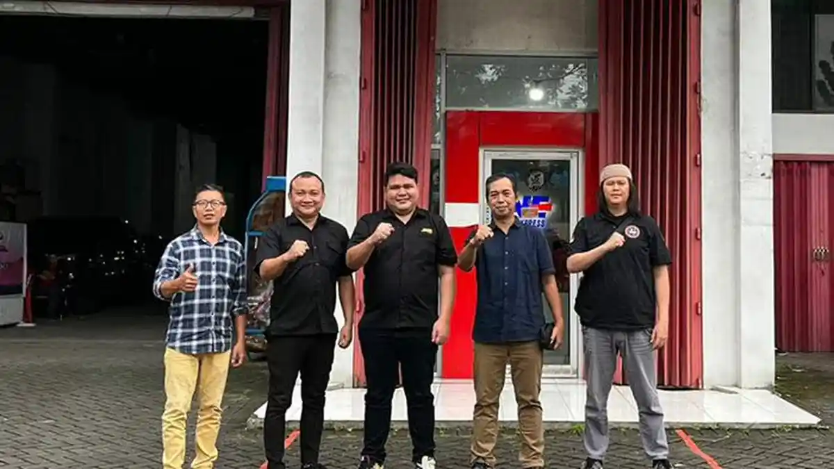 Pimpinan Tribun Manado Pererat Silaturahmi dengan JNE Manado
