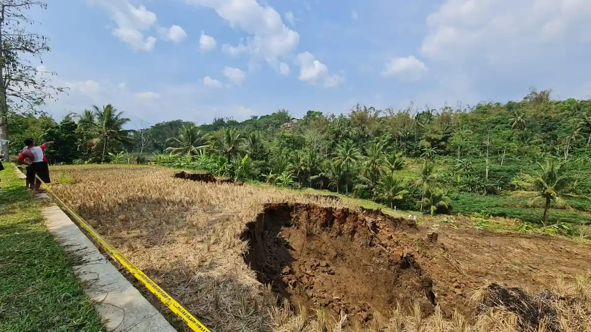 Sosialisasi Sistem Peringatan Dini di Tiga Desa Rawan Longsor Magelang