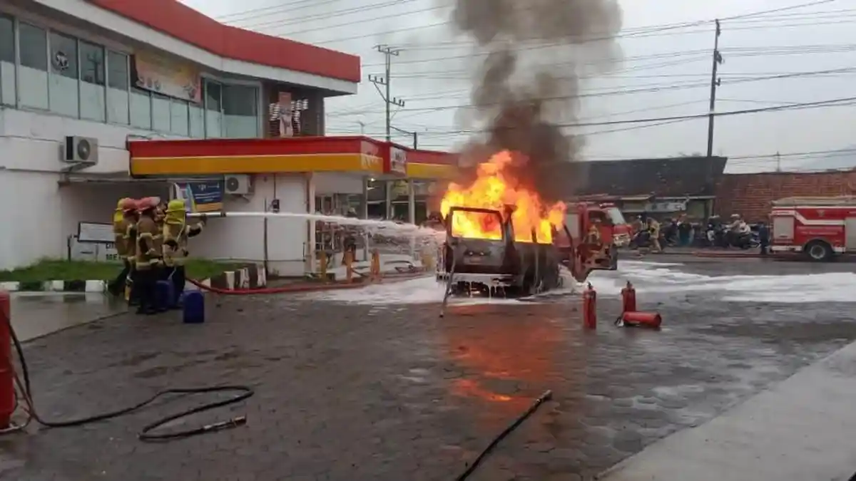 Diduga Korsleting Listrik, Sebuah Mobil di Magelang Hangus Terbakar Saat Mengisi BBM