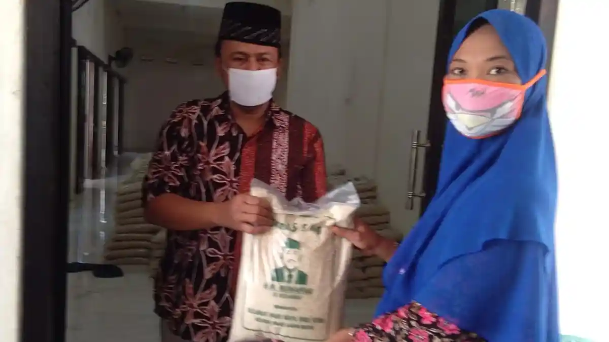 Kades Melirang - Gresik Nekat Jual Mobil Kesayangannya, untuk Belikan Beras Warganya