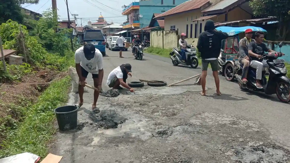 Kerap Makan Korban, Pemuda Desa Gosoma Kecamatan Tobelo Tambal Jalan Berlubang