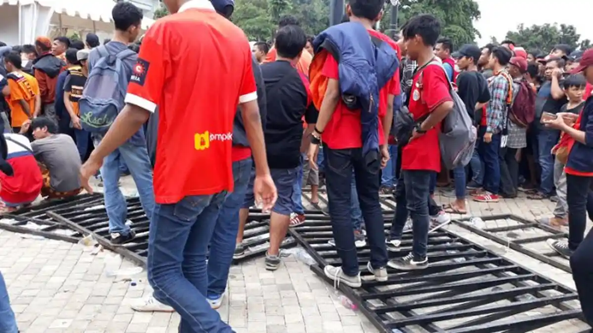 Antrean Tiket Piala Presiden Mulai Tak Tertib, Pagar Pembatas Pun Roboh