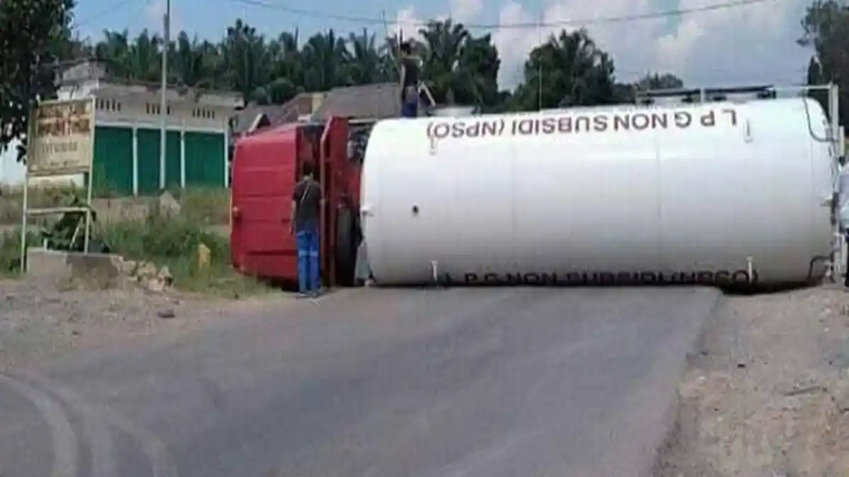 Diduga Hilang Kendali, Truk Pertamina Tabrak Avanza di Sungai Lilin Muba,Truk Terguling Tutupi Jalan