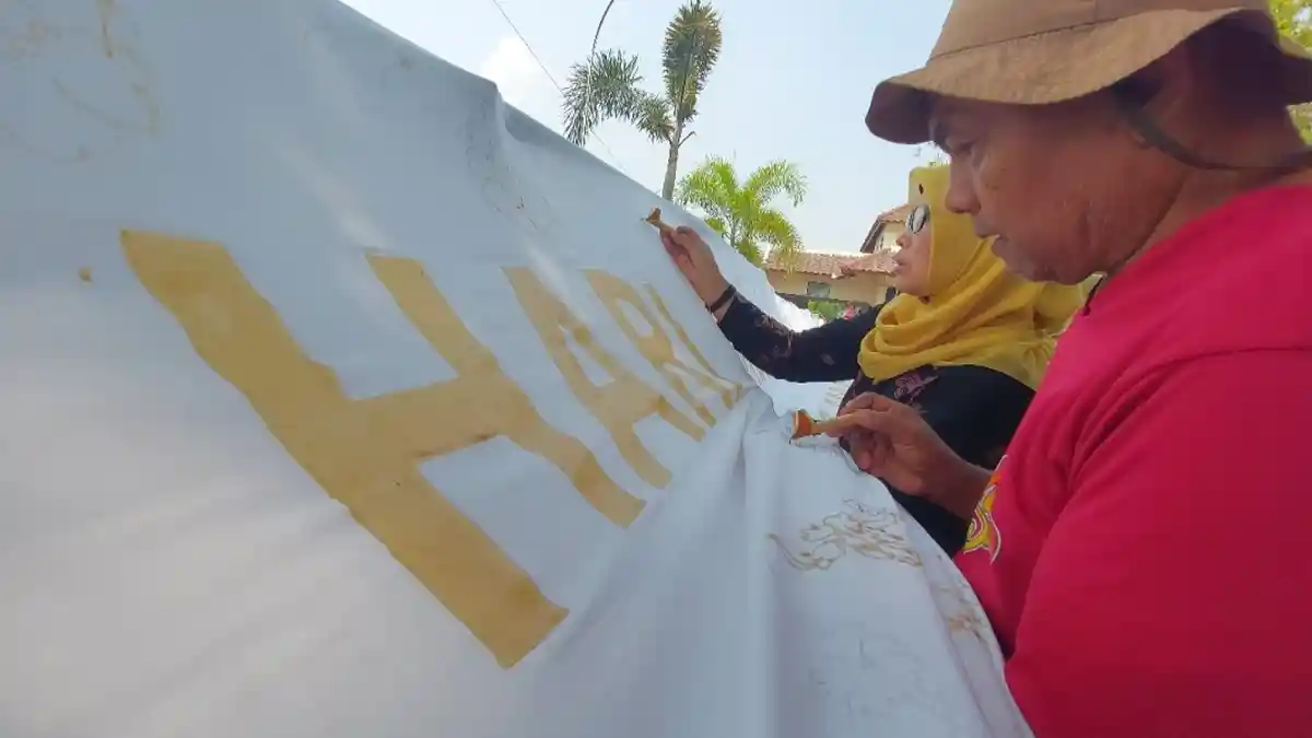 Keren Aksi Membatik di Kain Sepanjang 100 Meter, Tampilkan Corak Khas Karanganyar