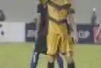  Patrick Dos Santos Cruz Acungkan Jempol