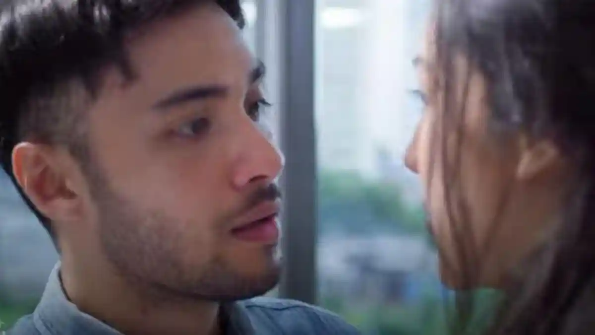 Pose Refal Hady Saat Ciuman dengan Anya Geraldine Bikin Salfok, Warganet: Pegel Gak Sih?
