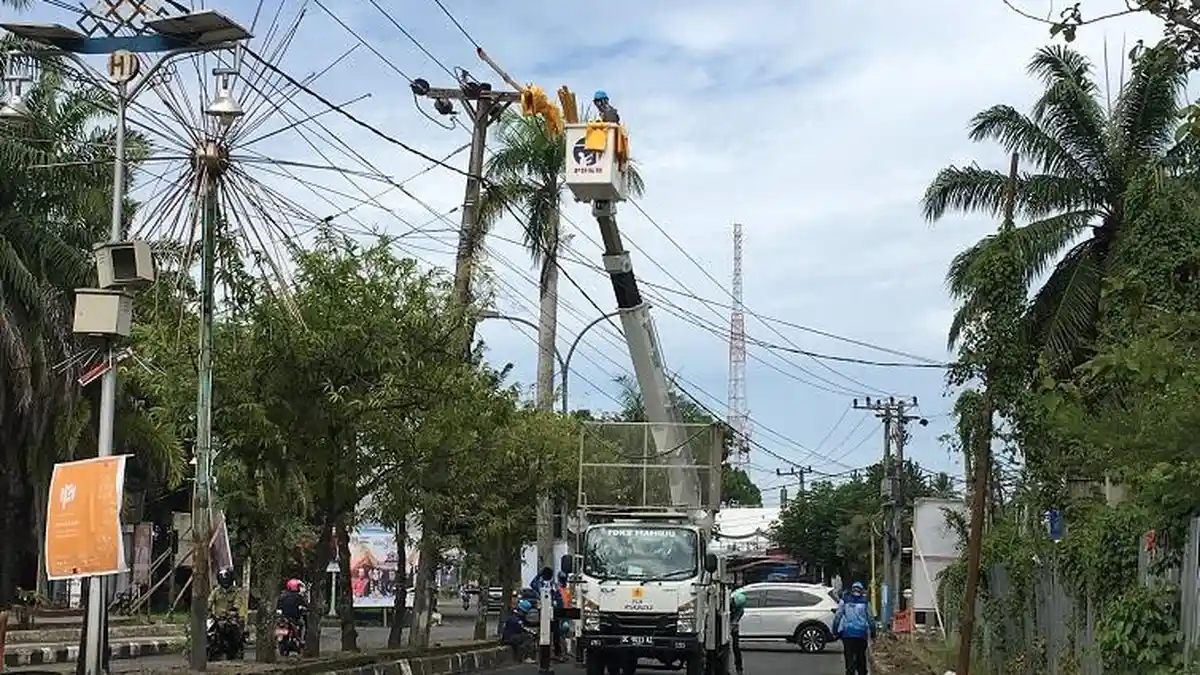 PLN Mamuju Tata Kabel Semrawut Cegah Hal Buruk