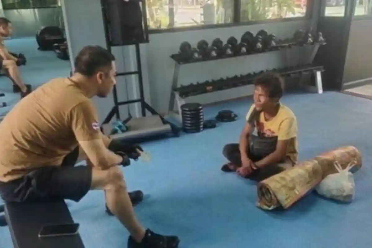 KEHILANGAN Pekerjaannya, Seorang Pria Ini Nekat Kembali ke Desa dengan Berjalan Kaki Sejauh 1.350 Km