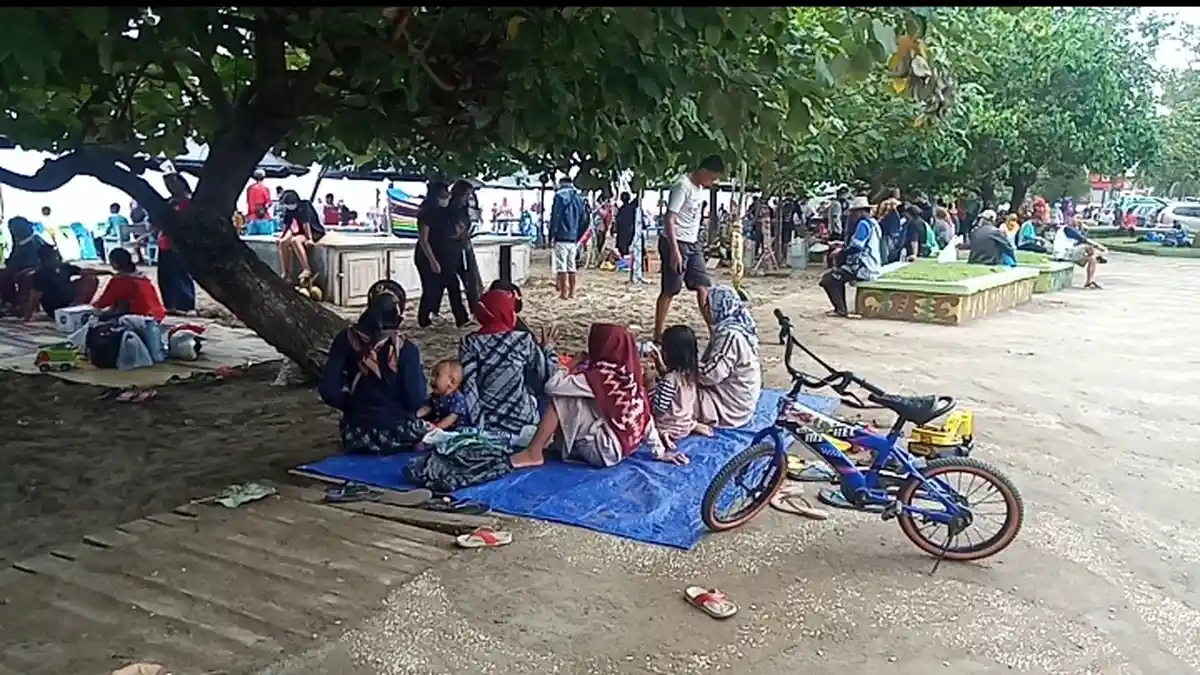 Masih PPKM, Pantai Pangandaran Lemah Prokes, Penuh Pengunjung dari Bandung Raya dan Tasikmalaya