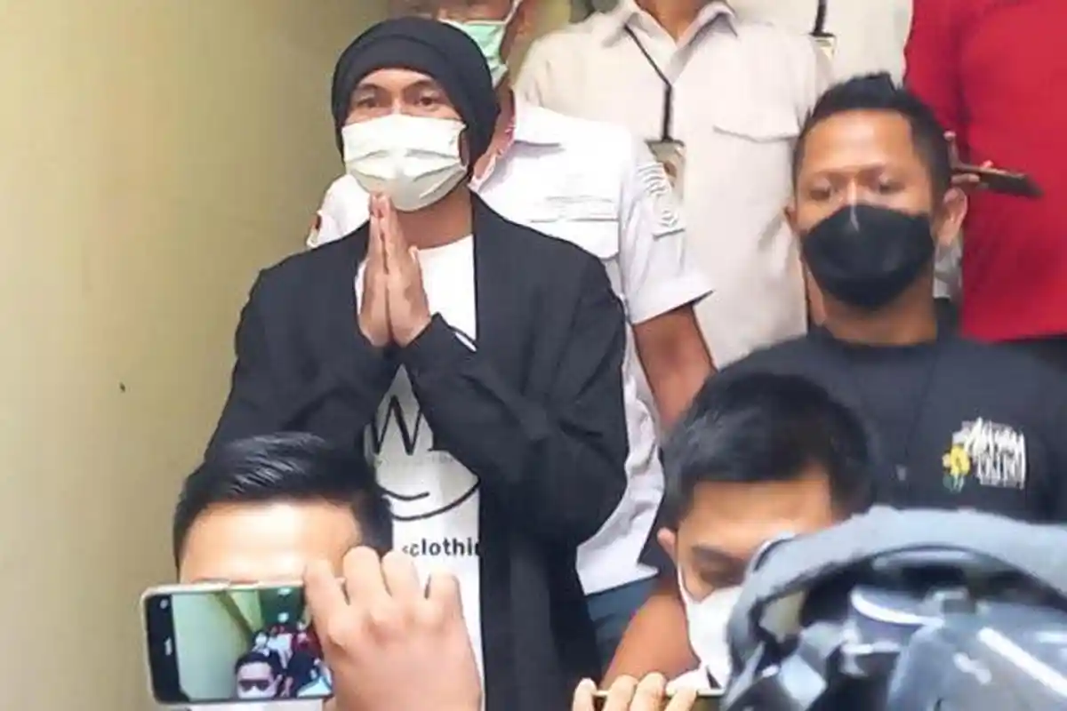 Anji Jalani Pemeriksaan Kesehatan di Kantor Polisi, Suami Wina Natalia Sebut dalam Kondisi Sehat