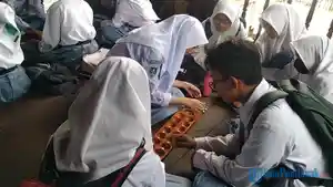 Tampak-sejumlah-anak-sekolah-SMAN-3-Pontianak-sedang-memainkan-permainan.jpg
