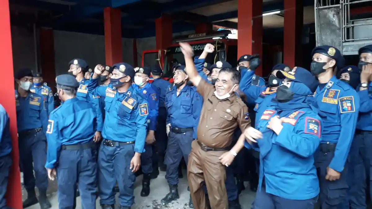 Dikukuhkan Jadi Kepala Dinas Damkar dan Penyelamatan Kota Bogor, Samson Berendam di Tanki Air