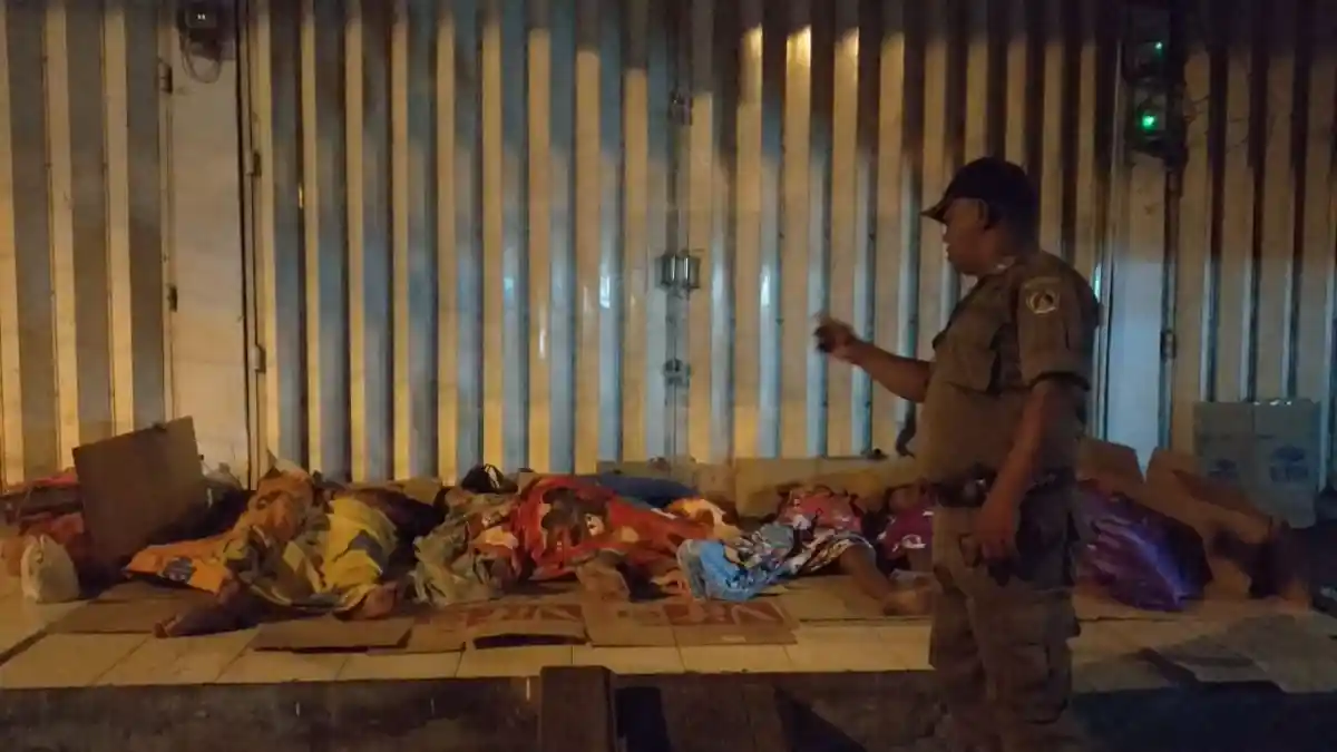 Satpol PP Klungkung Intai Gepeng Hingga ke Tempat Tidur, Amankan 8 Gepeng Anak-anak Beserta Ibunya