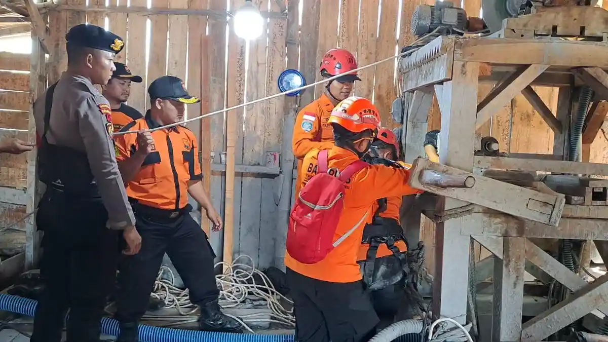 UPDATE : Kondisi Tanah Labil, Tim SAR Tunda Operasikan Eskavator Cari 8 Penambang Emas di Banyumas