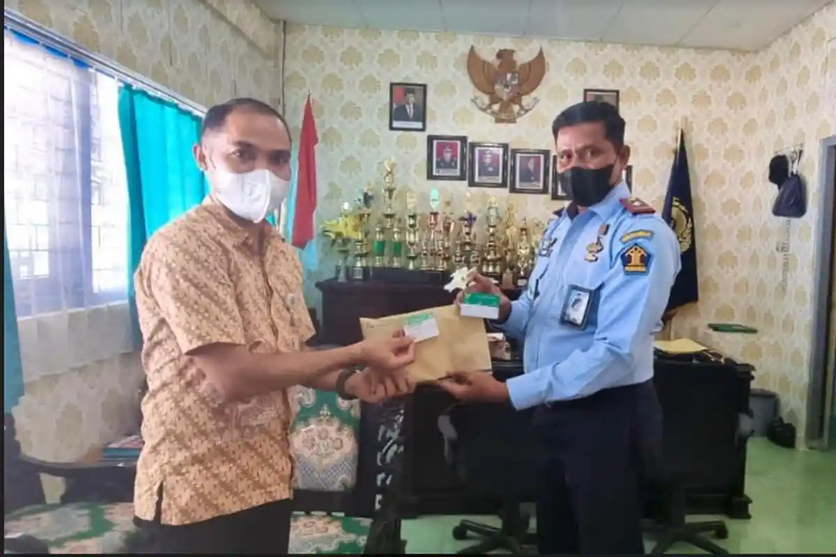 Kepala BPJS Sumba Barat Serahkan KIS Buat Warga Binaan Lapas Waikabubak