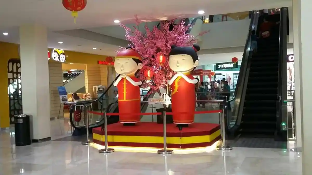 Boneka Besar Berbusana Tradisional China Sambut Pengunjung Cibinong City Mall