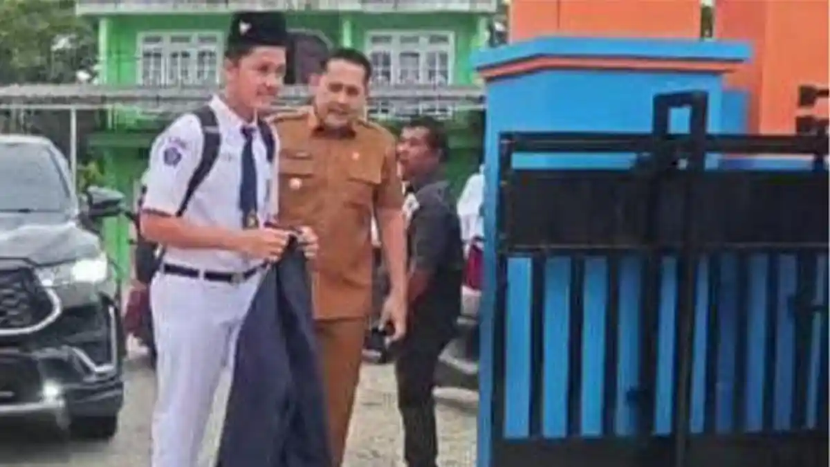 Antar Putra ke Sekolah, Bupati Merangin Tekankan Pentingnya Peran Ayah - Tribunjambi.com