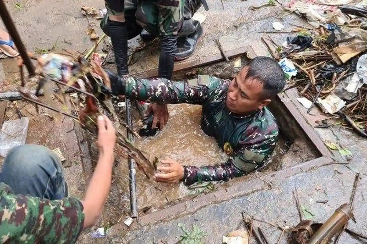 Sosok Serka Eri yang Viral Menyelam ke Got demi Bersihkan Sampah, Kasihan Lihat Warga Cuma 2 Orang