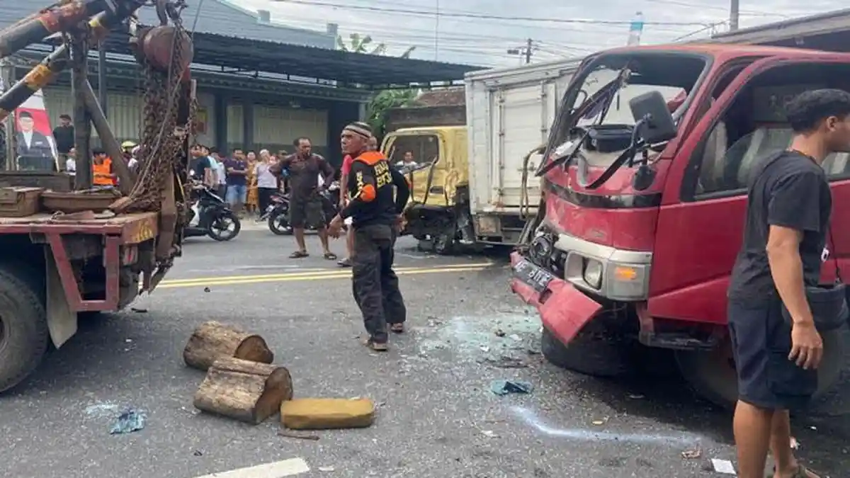 BREAKING NEWS: Kecelakaan Hebat Truk Vs Mobil Boks, Arus Lalin di Jalan Ponorogo-Madiun Tersendat