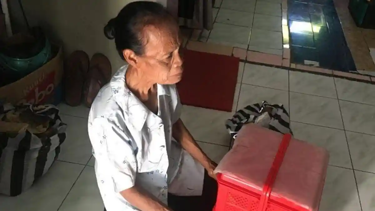 Penjual Jajanan Pasar yang Ditipu Pembeli dapat Bantuan Langsung dari Jokowi