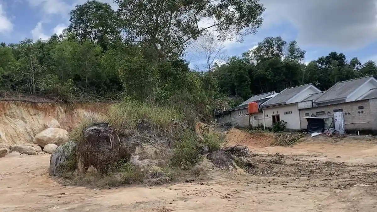 Warga Protes Penggalian Lereng Bukit Siam