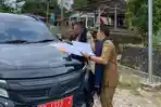 Bupati-Franc-Tandatangani-Berkas-di-Atas-Mobil.jpg