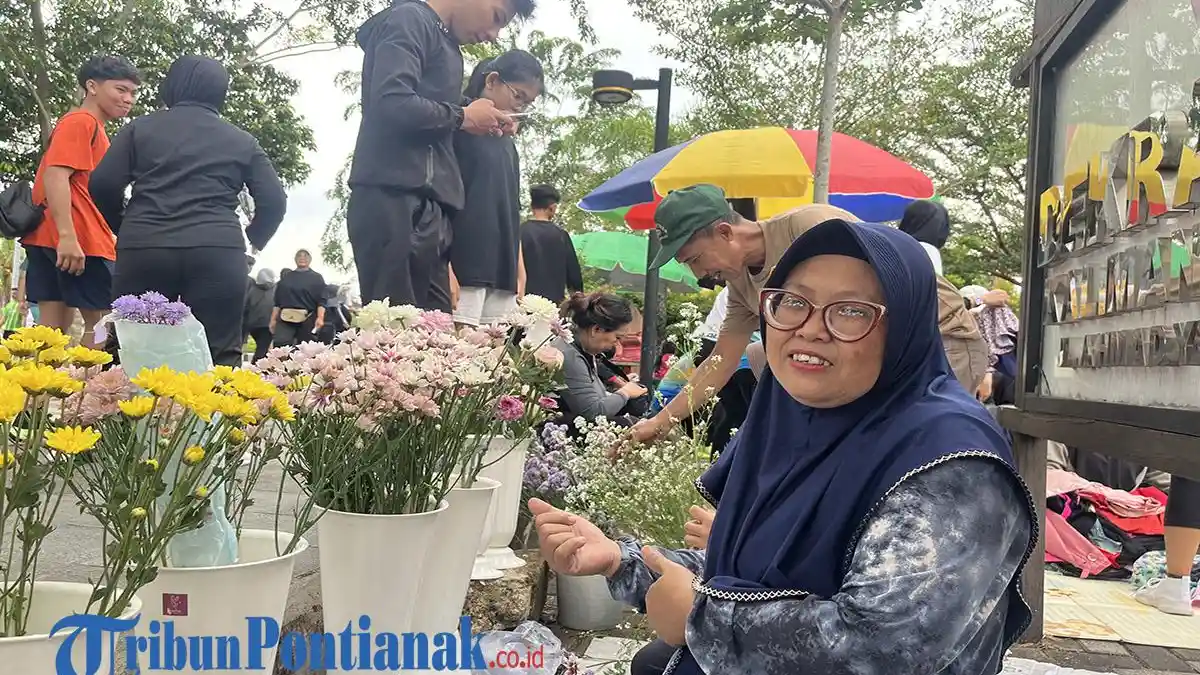 Demi Tambah Pendapatan, Sri Jual Bunga Segar di CFD Ayani Pontianak
