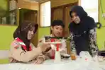 Sudiyanti Guru SMPN 2 Pangkah Tegal Ajak Murid Manfaatkan Minyak Jelantah Jadi Lilin Aromaterapi