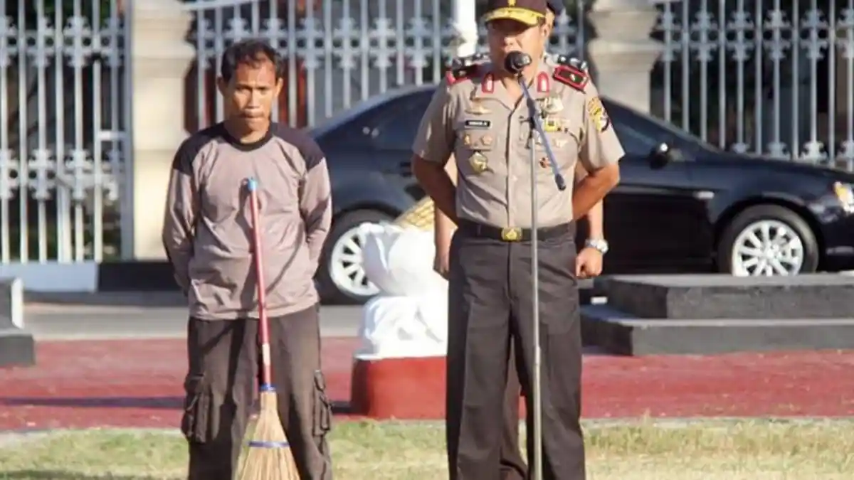 Tukang Sapu Ini Bangga Apel dan Berdiri Disamping Kapolda
