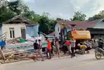 Kepedulian Bersama, Polisi dan Warga Gotong Royong Bongkar Rumah yang Amblas di Gonis Tekam Sanggau