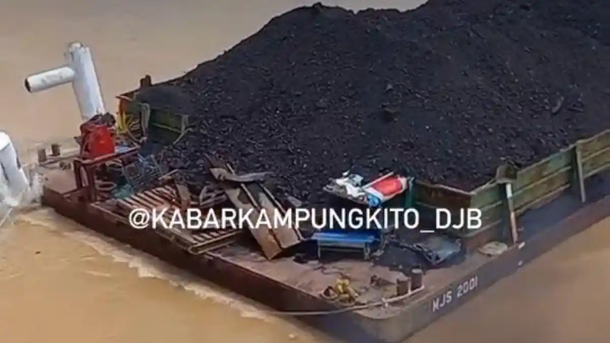 Viral Ponton Batu Bara Tabrak Tiang Jembatan Aurduri 1 di Jambi, Warga Sekitar Panik