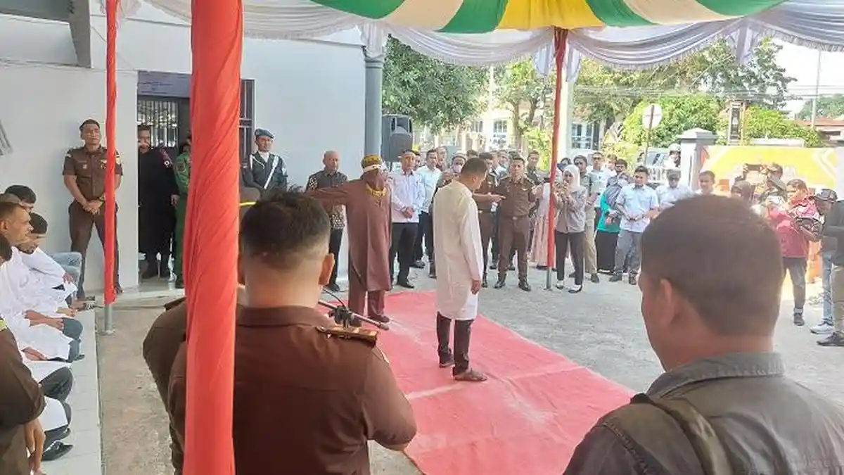 8 Penjudi Online dan 2 Pelaku Jarimah Ikhtilat Dicambuk di Bireuen