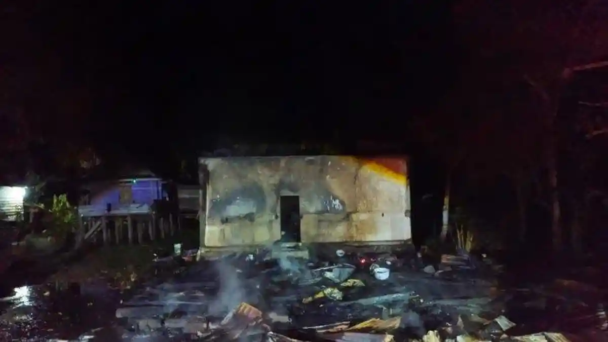 Preman Kampung Akhirnya Kena Karma, Rumahnya Hangus Tak Bersisa Dibakar Massa yang Dendam