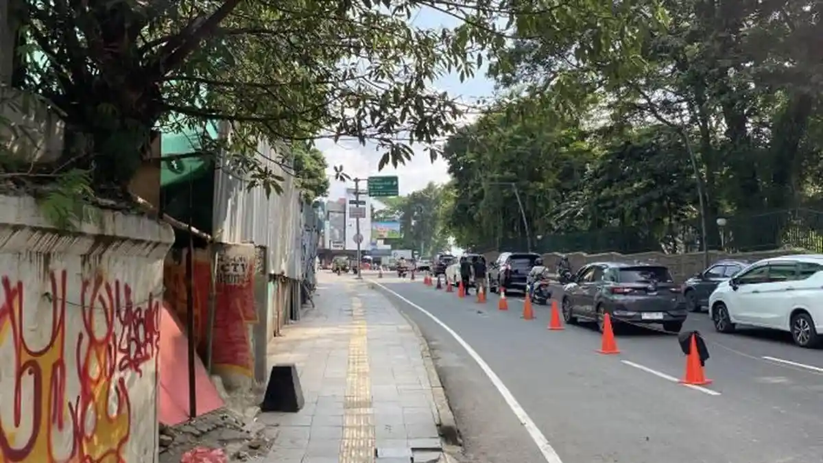 Badan Jalan Depan Plaza Bogor Menyempit Akibat Pembongkaran, Jalan Otista Macet Panjang Siang Ini